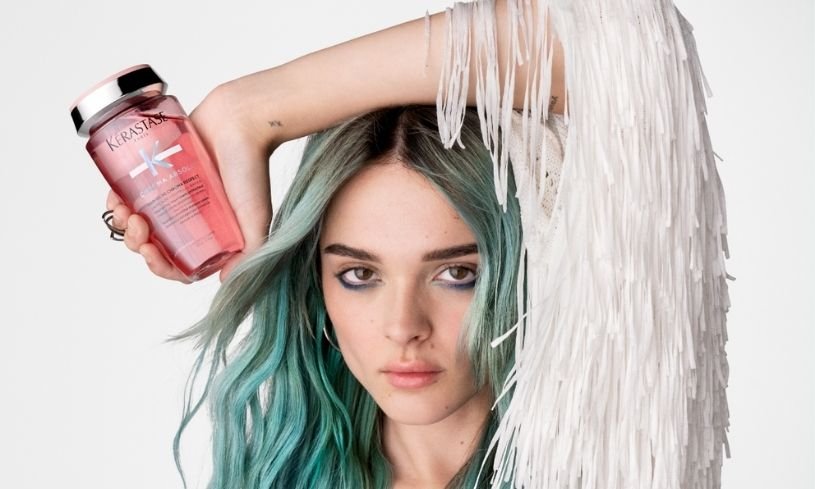 Charlotte Lawrence esta usando Kérastase Chroma Absolu